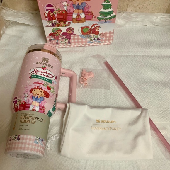 Stanley Strawberry Shortcake Berry Merry Christmas Limited Edition New  40 OZ - Picture 14 of 16